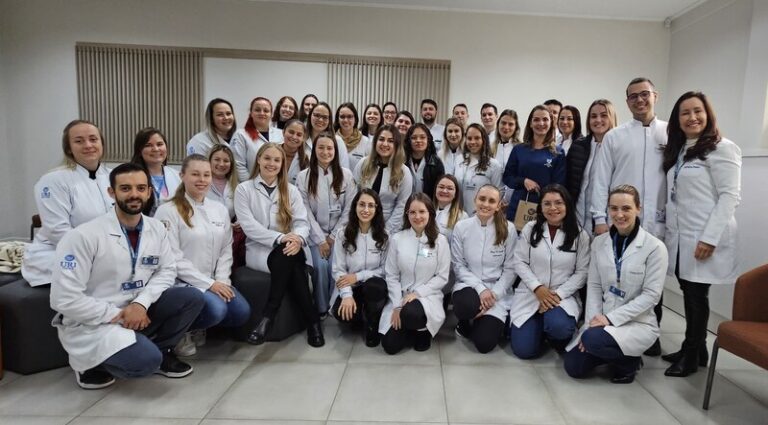 Acadêmicos de Enfermagem da URI participam de roda de visita técnica ao Serviço de Hemodiálise da FHSTE