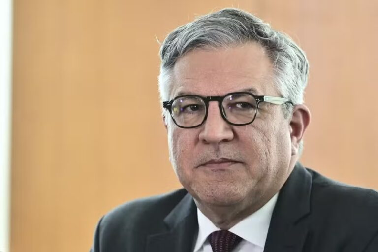 Alexandre Padilha toma posse como ministro da Saúde em 6 de março