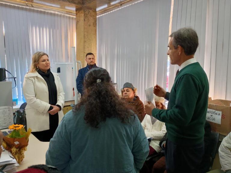 Comissão de Pacientes de Hemodiálise entrega abaixo-assinado à Secretaria de Saúde