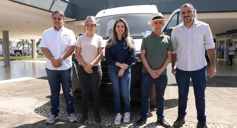 JAIME BAGATTOLI: Em Ariquemes, senador entrega van para o transporte de pacientes em hemodiálise